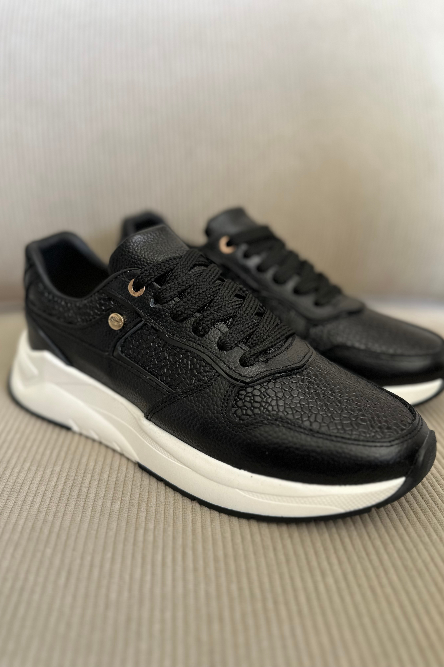 SNEAKER JULY - EN CUERO - PARA DAMA