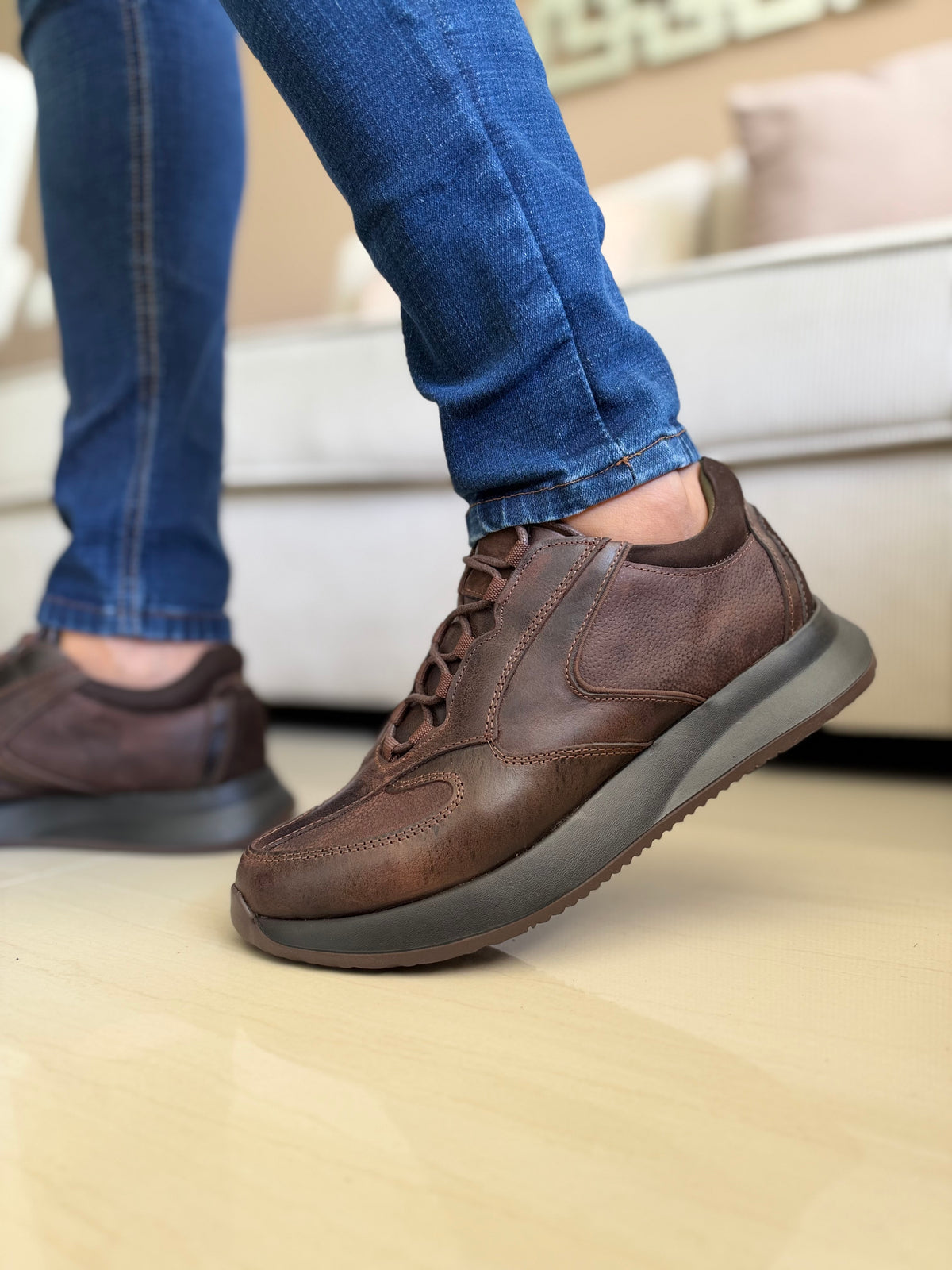 SNEAKERS CUERO SELECTO-SUELAS OSCURAS Y LIVIANAS