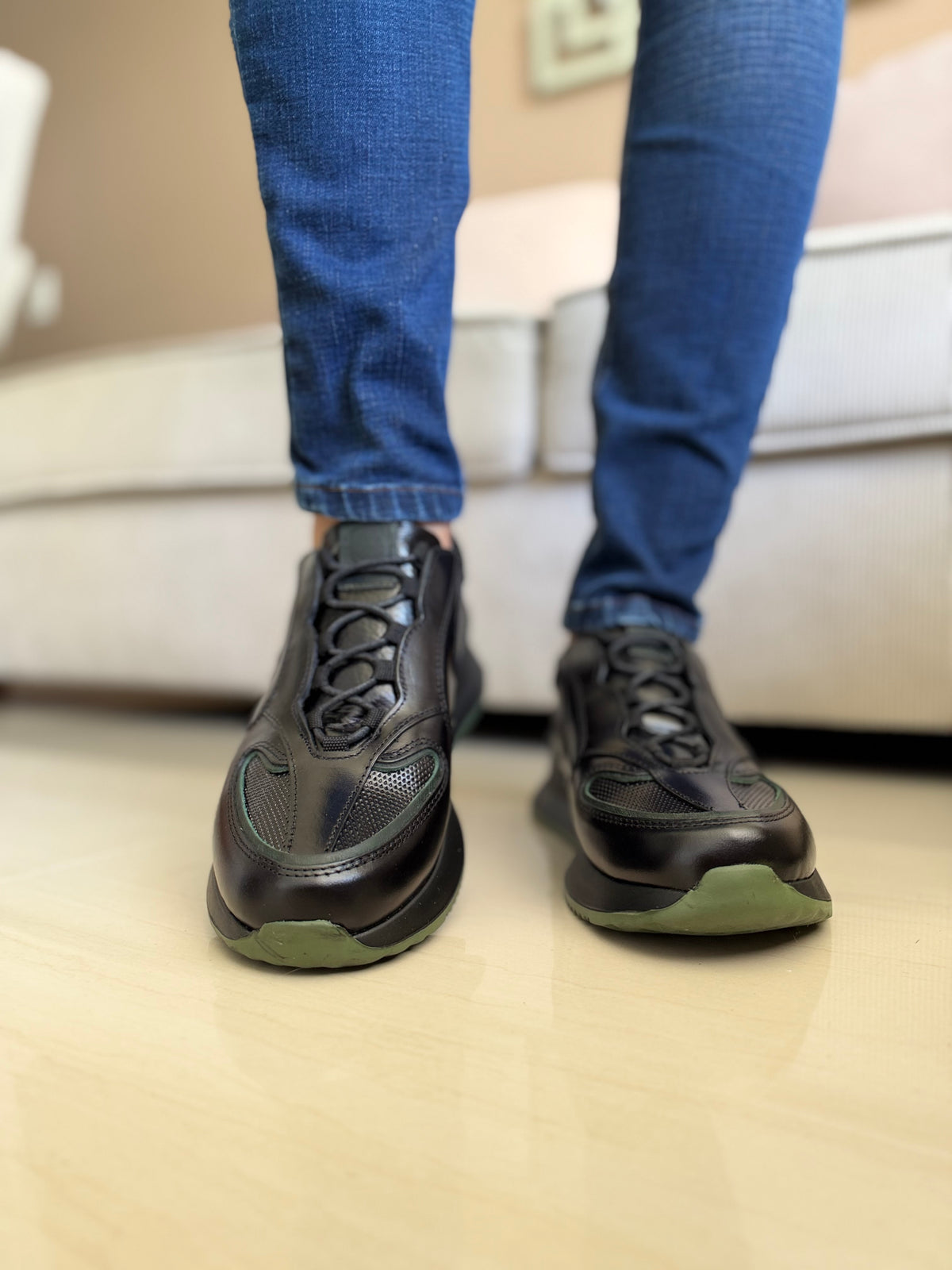 SNEAKERS CUERO SELECTO-SUELAS OSCURAS Y LIVIANAS