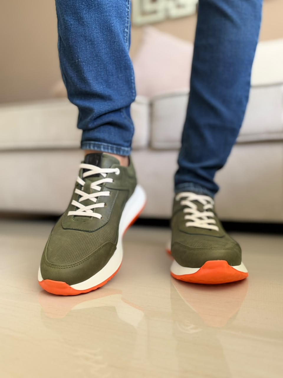 SNEAKERS EN CUERO-SUELA LIVIANA-