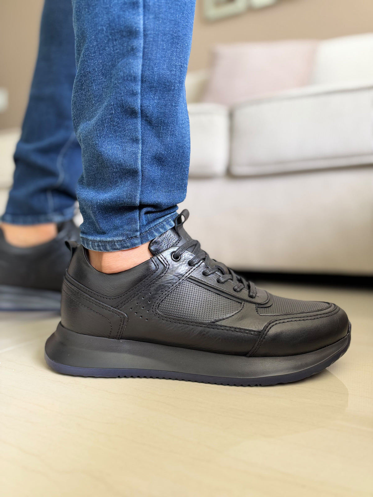 SNEAKERS TODO NEGRO-SUELA LIVIANA