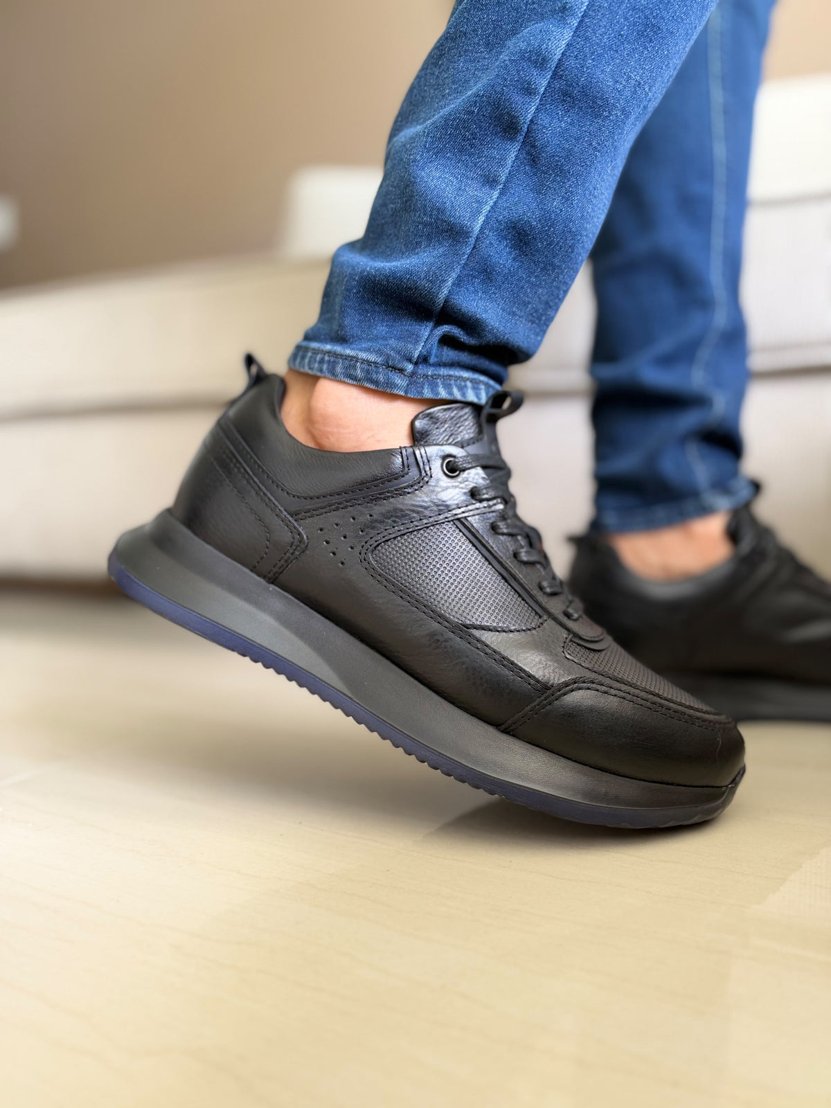 SNEAKERS TODO NEGRO-SUELA LIVIANA