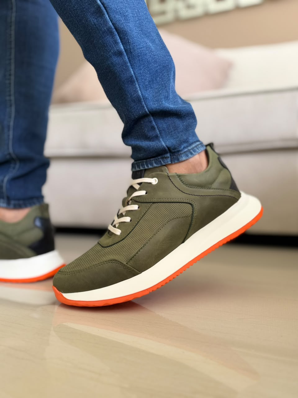 SNEAKERS EN CUERO-SUELA LIVIANA-