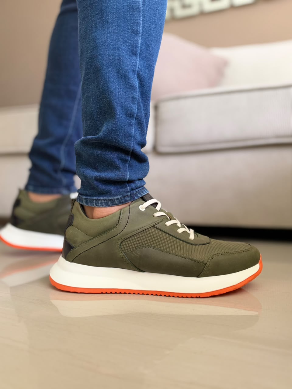 SNEAKERS EN CUERO-SUELA LIVIANA-