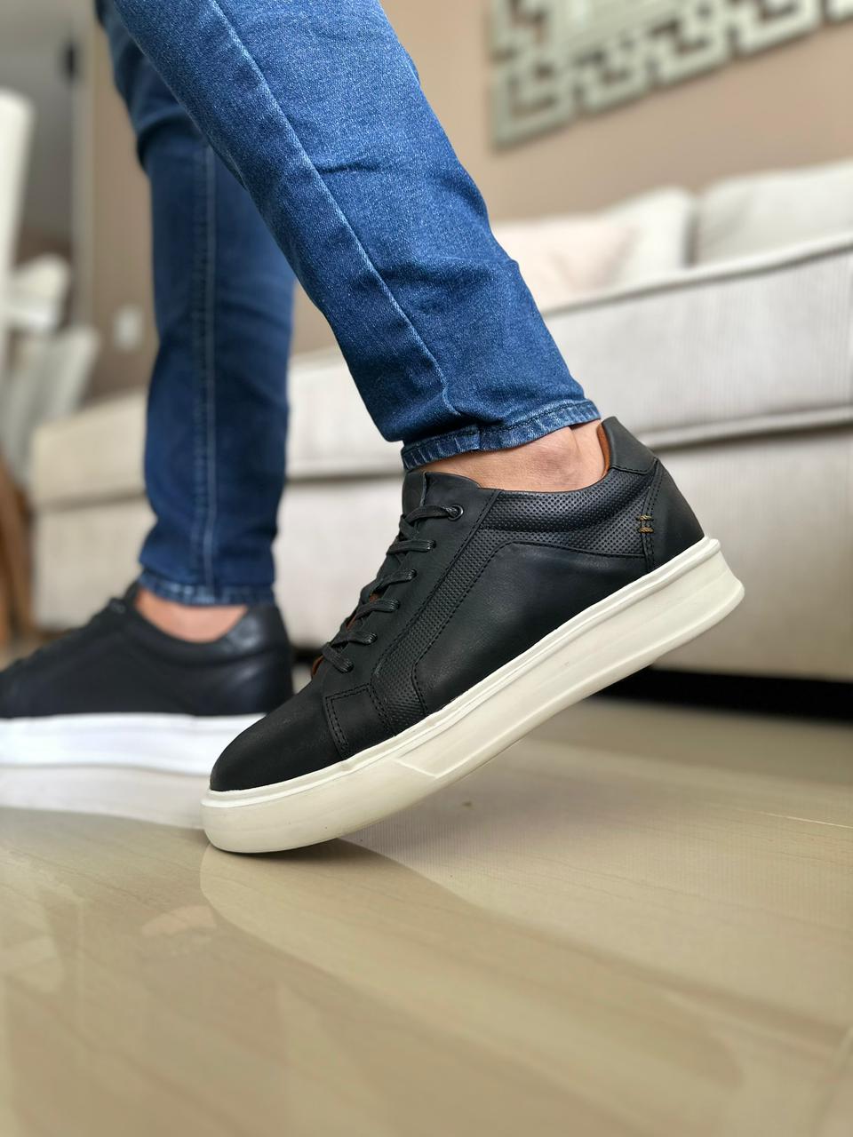 SNEAKERS EN CUERO VACUNO COLOR NEGRO -REF:533