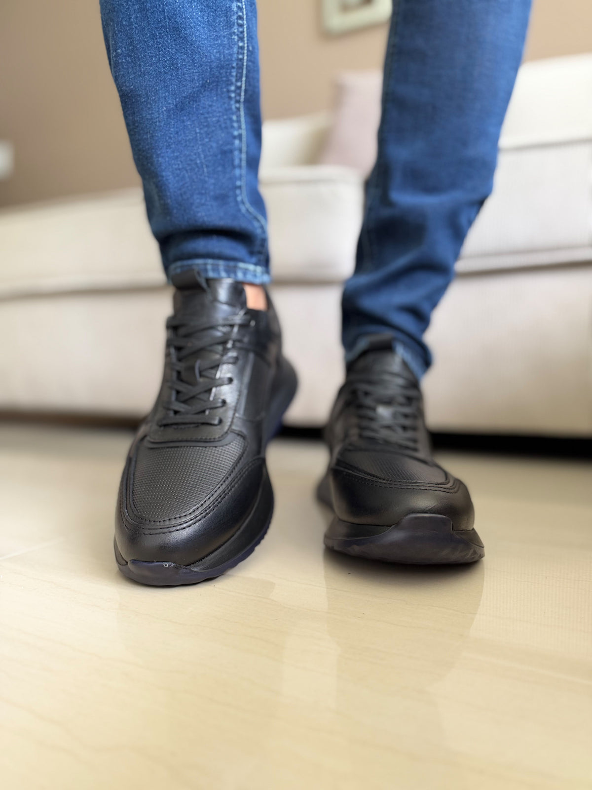 SNEAKERS TODO NEGRO-SUELA LIVIANA