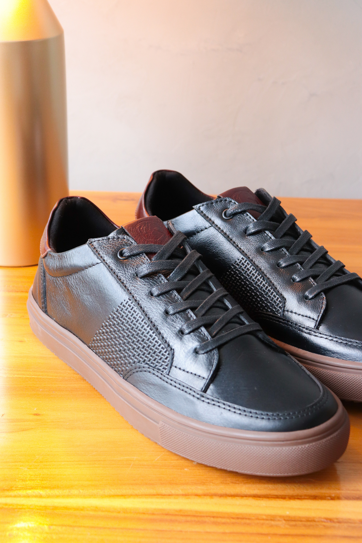 SNEAKERS MEW - PARA HOMBRE - EN CUERO - REF: 575