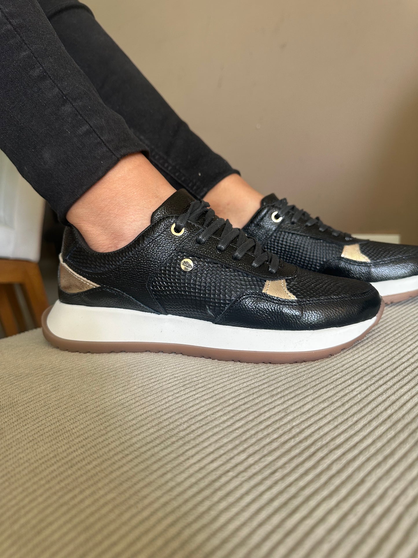 SNEAKER CHIKA - EN CUERO - PARA DAMA - REF:223