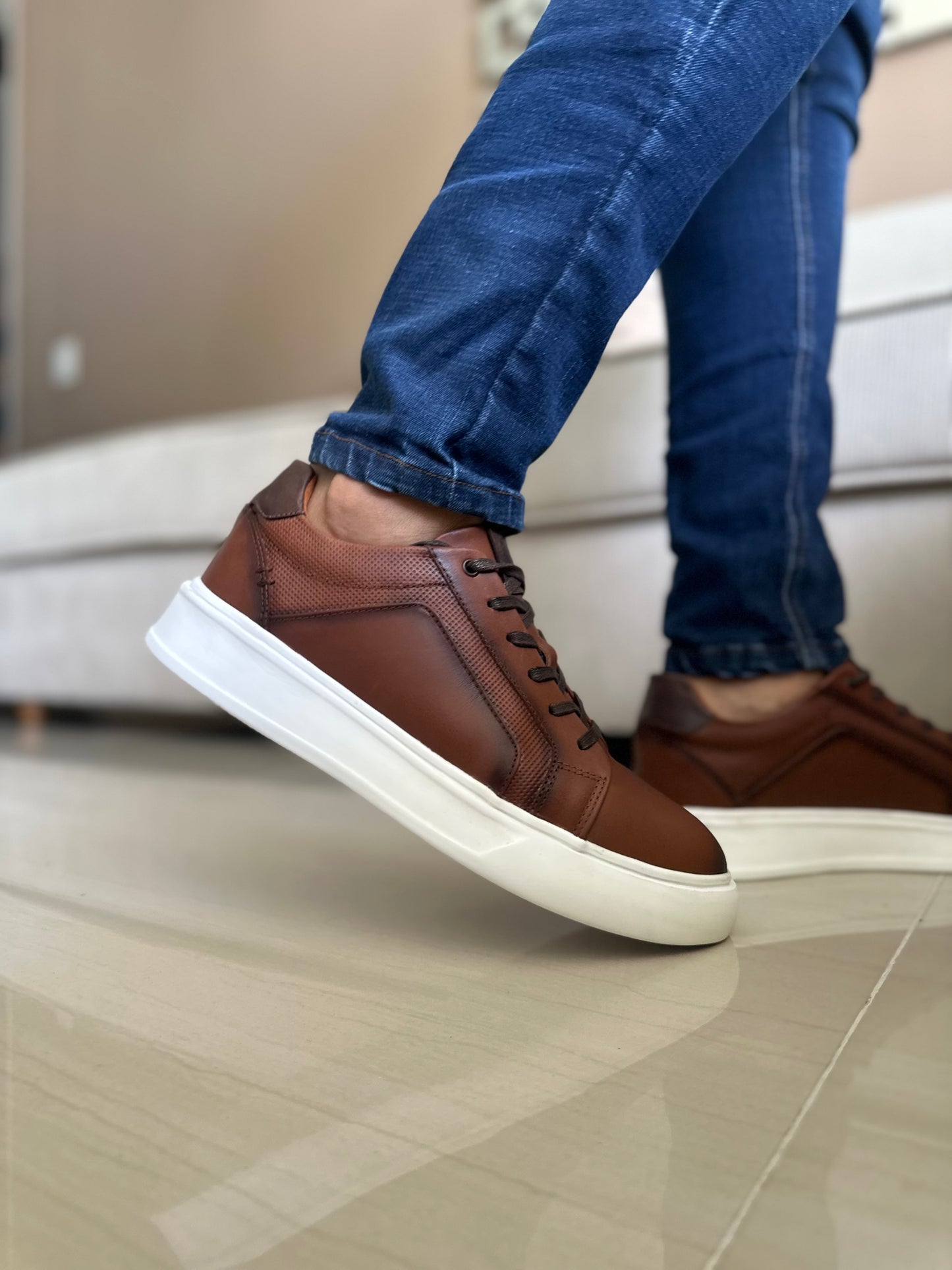 SNEAKERS EN CUERO VACUNO COLOR MIEL -REF:533