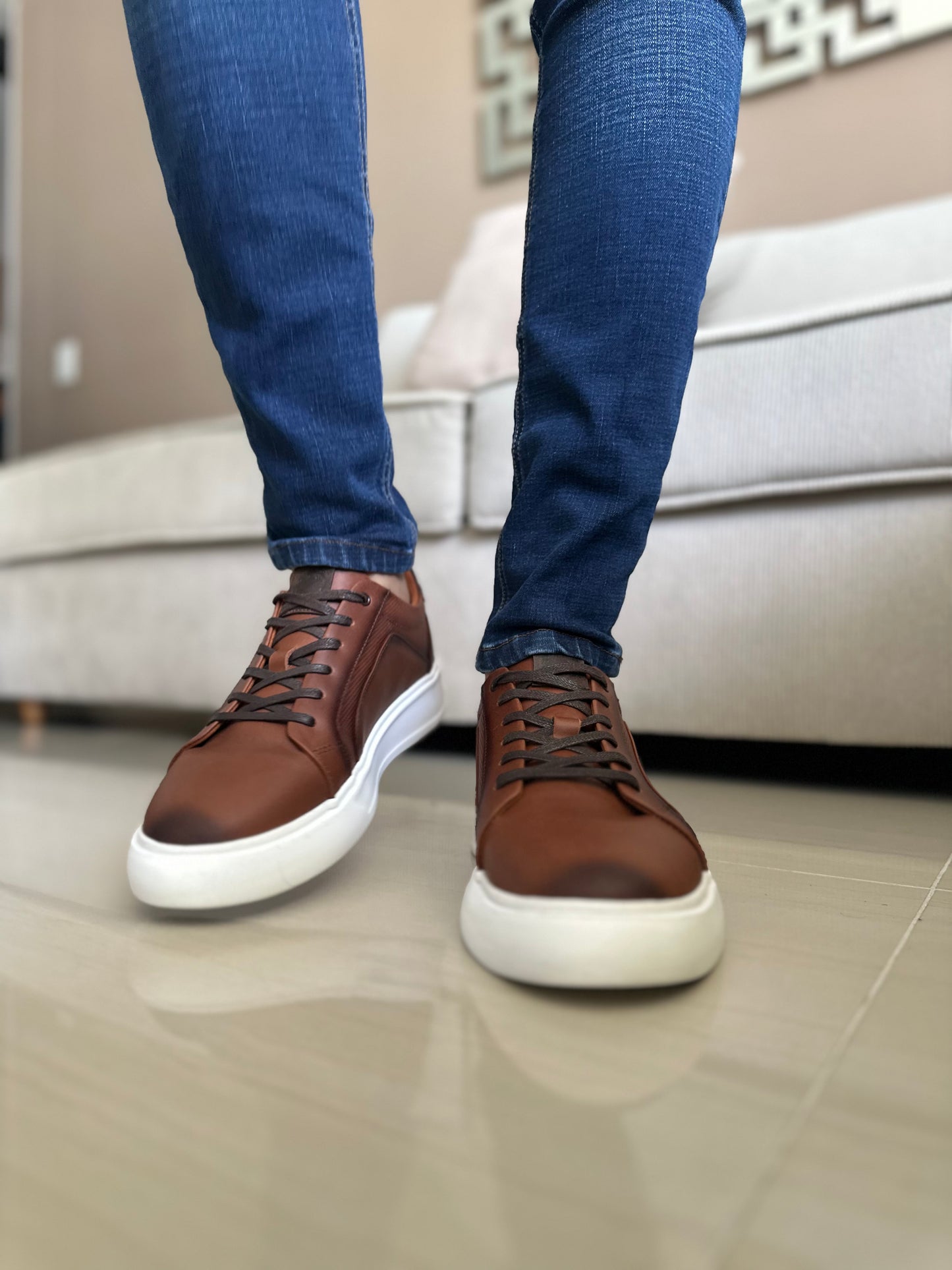 SNEAKERS EN CUERO VACUNO COLOR MIEL -REF:533
