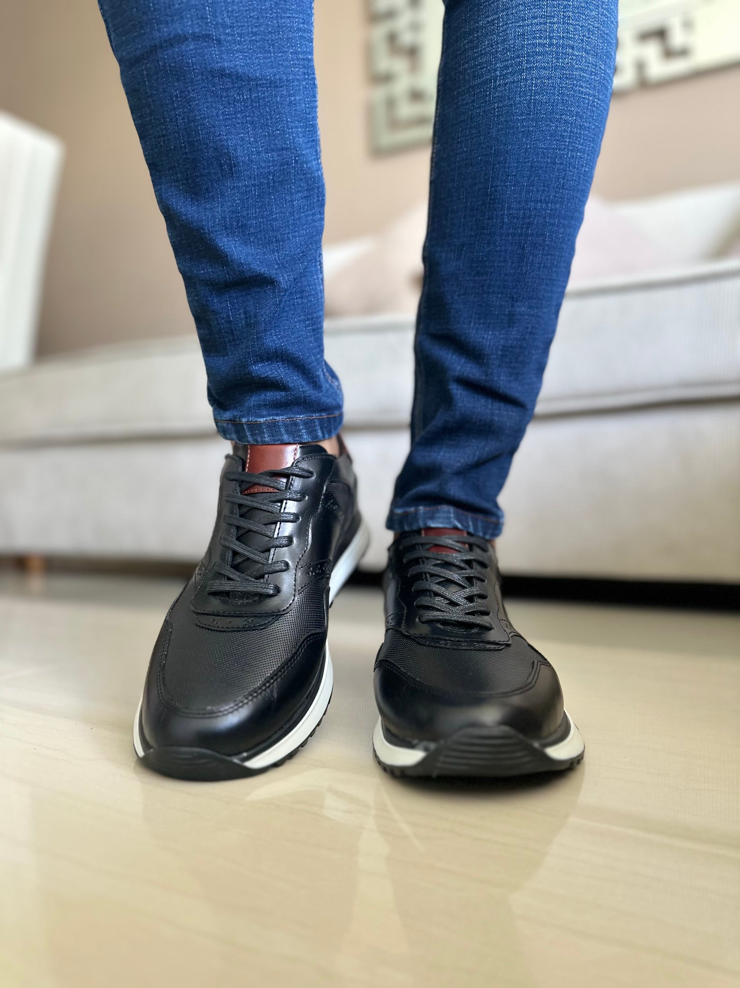 SNEAKERS TUW NEGROS- EN CUERO-REF: