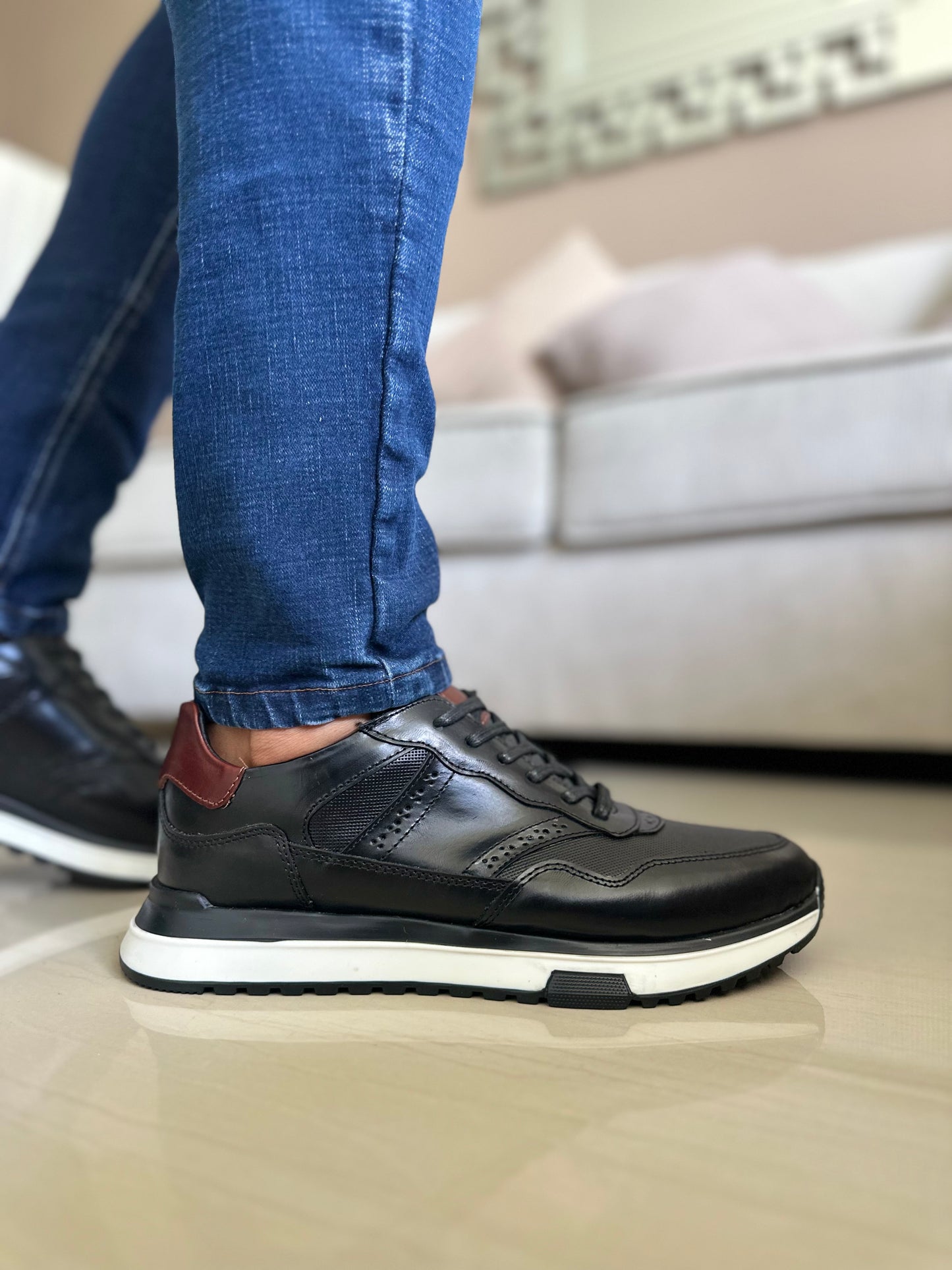 SNEAKERS TUW NEGROS- EN CUERO-REF: