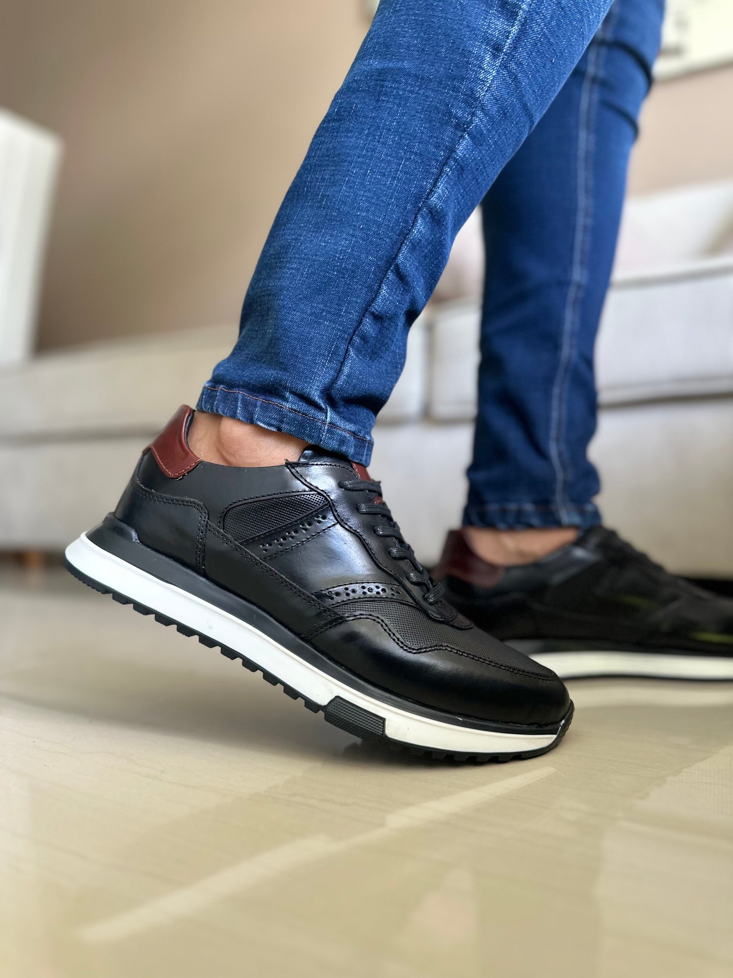 SNEAKERS TUW NEGROS- EN CUERO-REF: