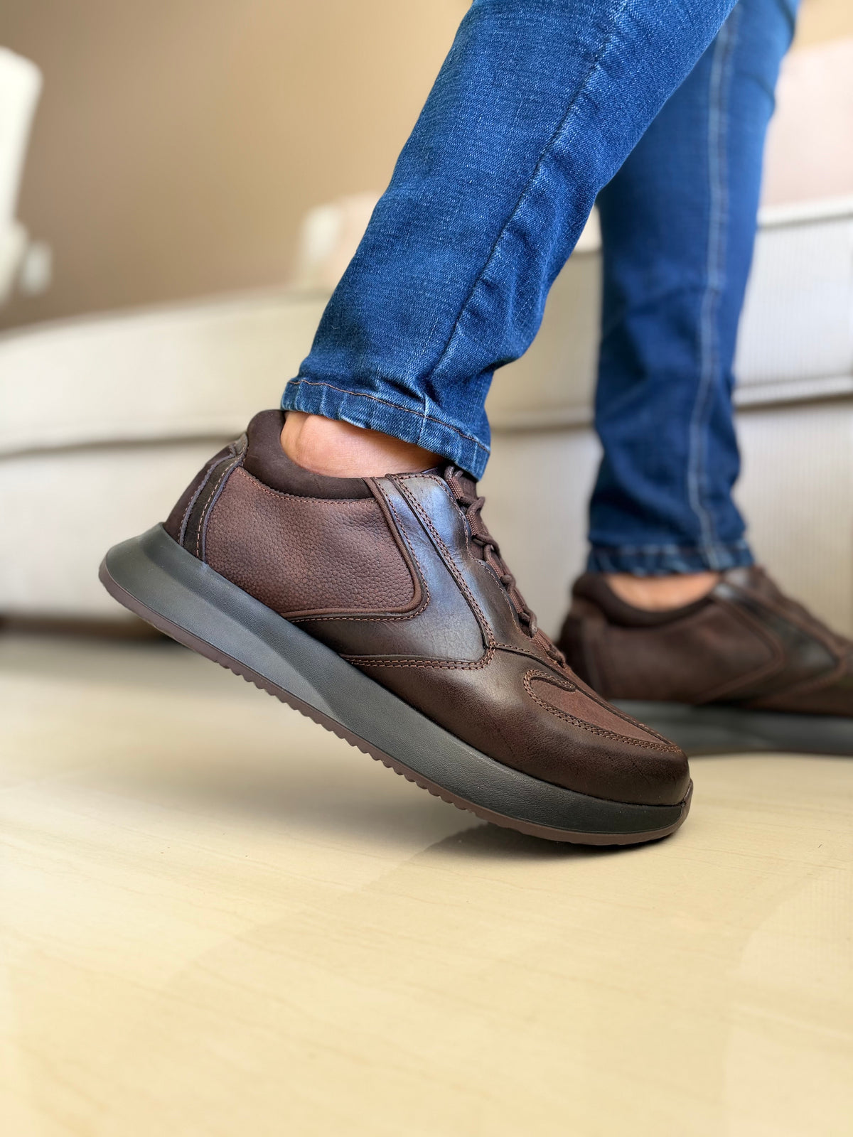 SNEAKERS CUERO SELECTO-SUELAS OSCURAS Y LIVIANAS