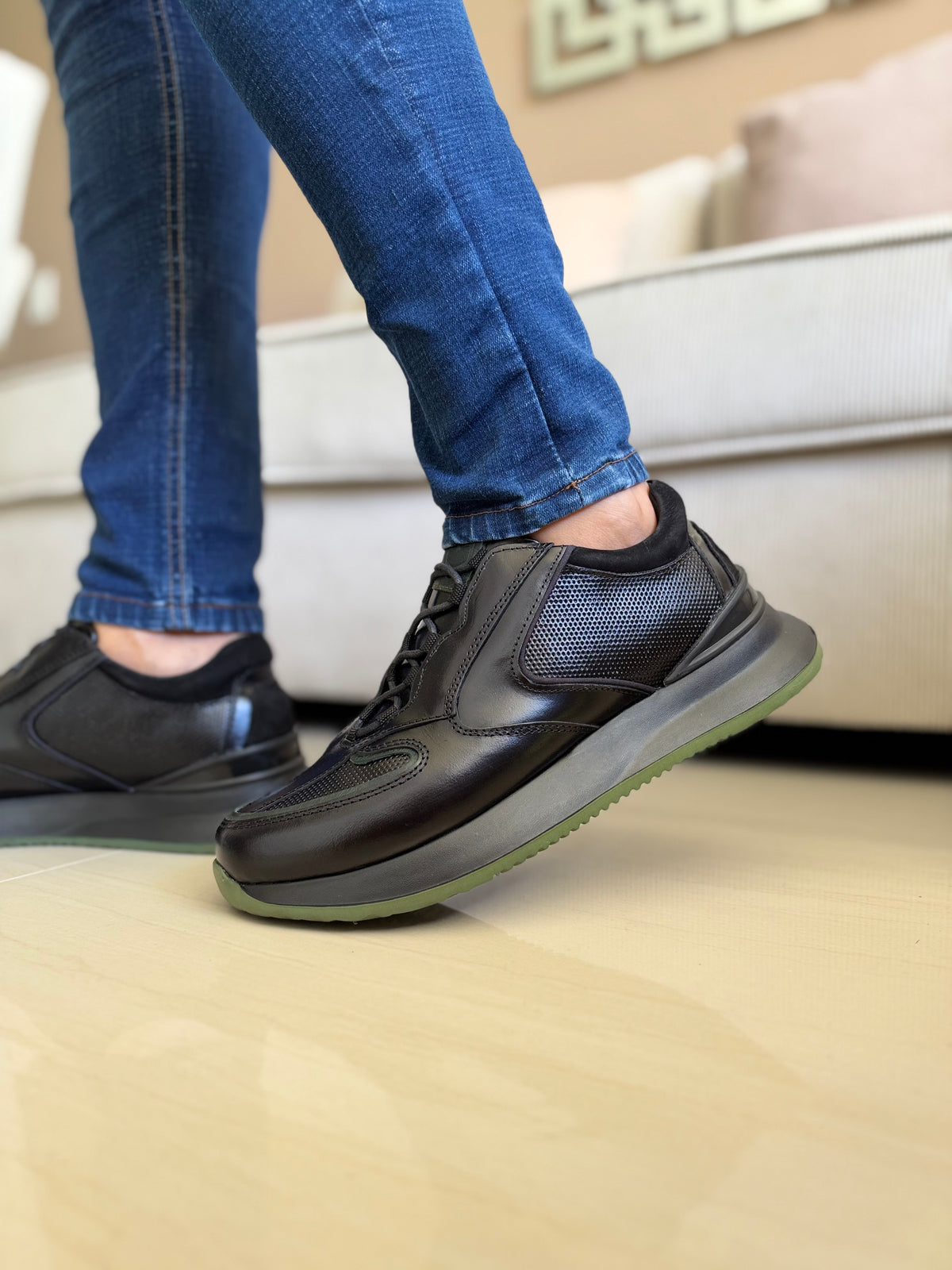 SNEAKERS CUERO SELECTO-SUELAS OSCURAS Y LIVIANAS