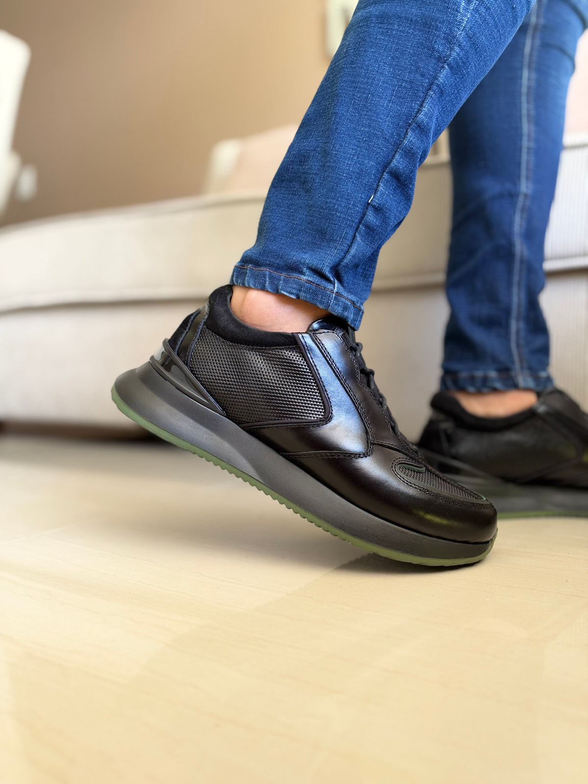 SNEAKERS CUERO SELECTO-SUELAS OSCURAS Y LIVIANAS