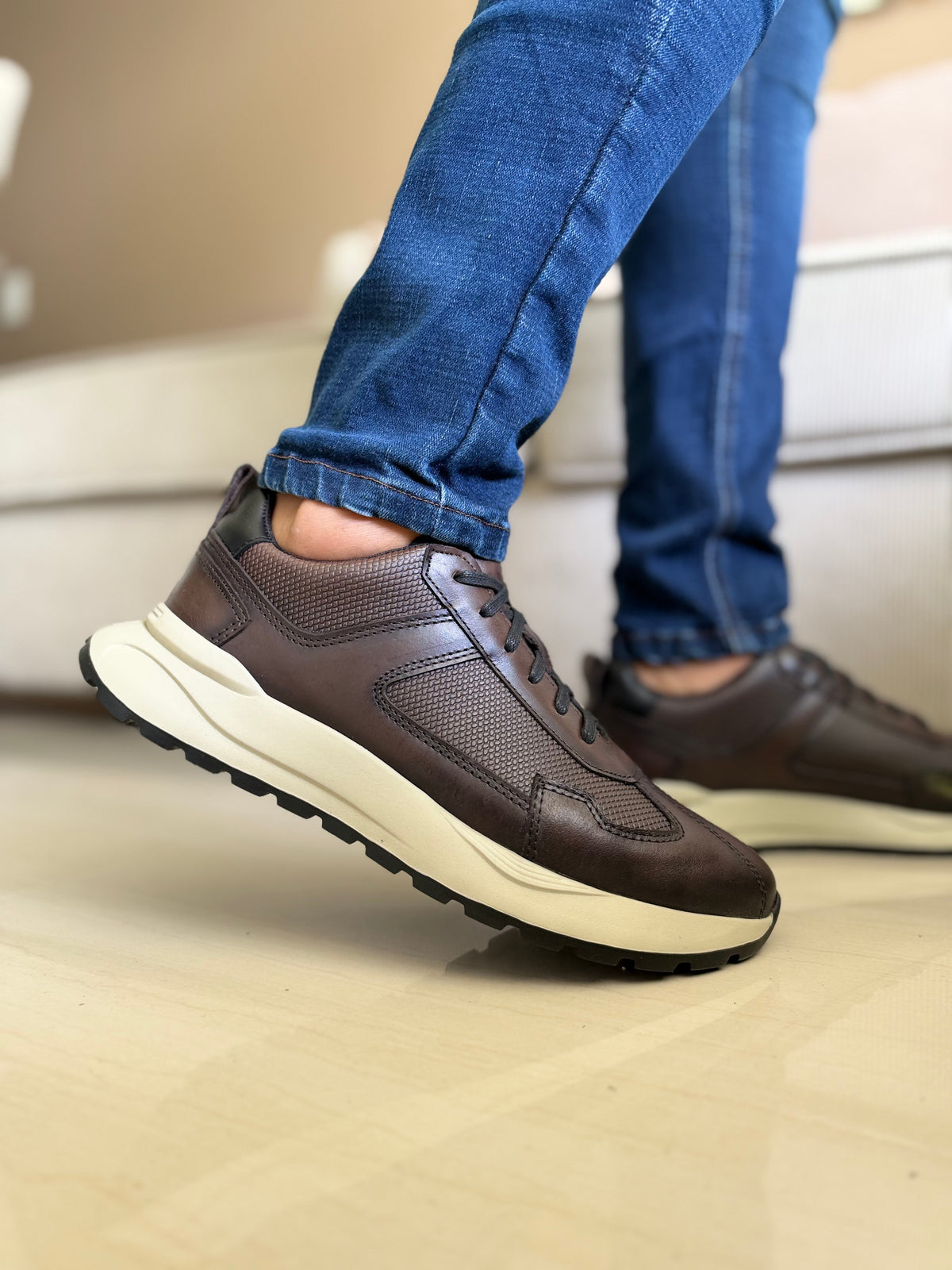 SNEAKERS CUERO-SUELA LIVIANA