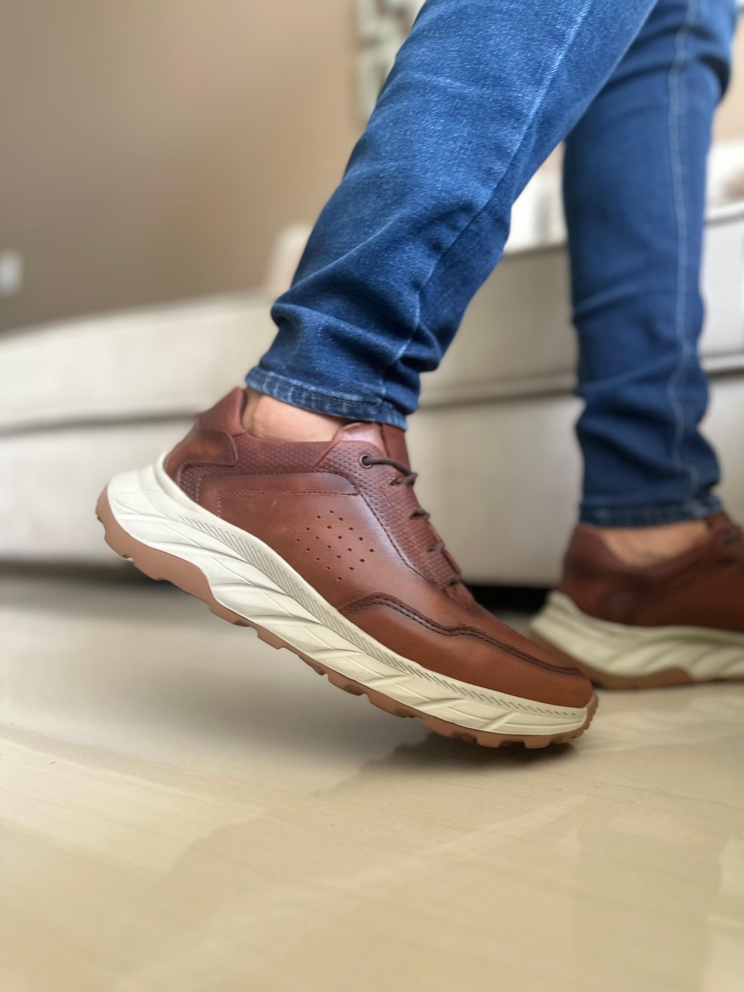 SNEAKERS EN CUERO-